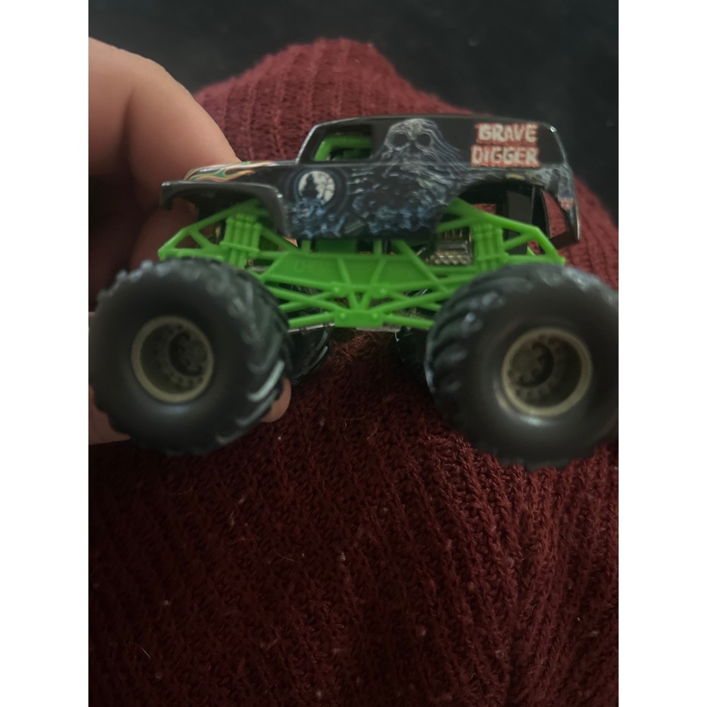 Monster Jam Grave Digger Monster Truck Black Green Diecast 1:64 Scale Toy Car‎